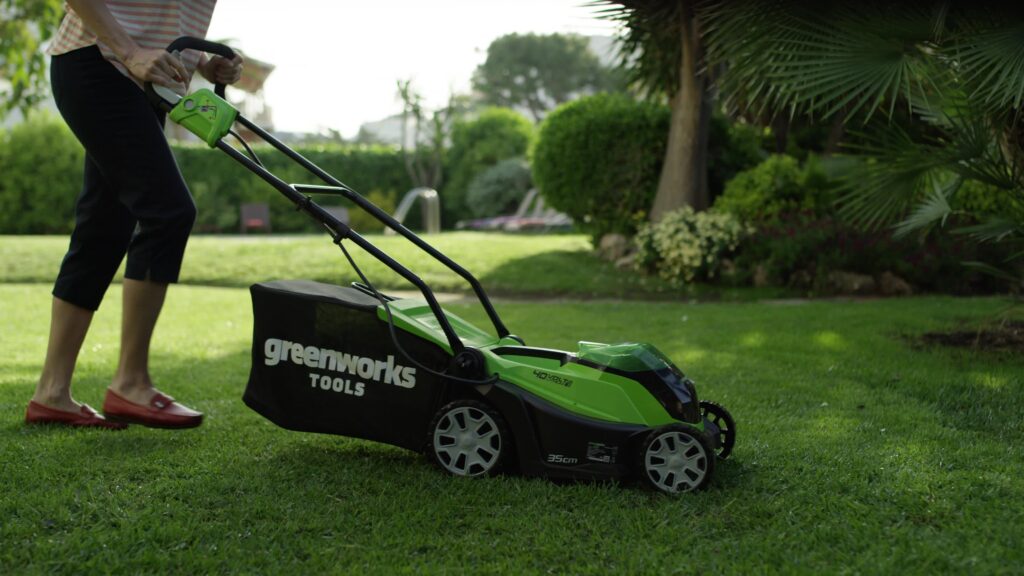 Greenworks-46cm-Brushless-40V-Lawnmower-kit-Battery-and-Charger-Included-1-scaled