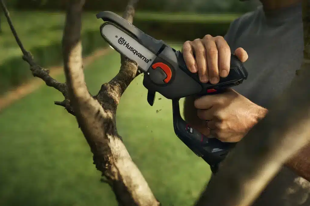 Husqvarna Aspire™ Pruner 18V Kit With 2.5Ah Battery and 2.5Ah Charger